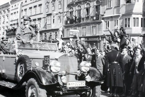 Адольф Гитлер в Линце 12 марта1938 года