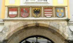 Гербы времён императора Максимилиана I над аркой дома Медица Гербы времён императора Максимилиана I над аркой дома Медица