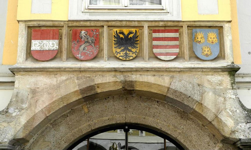 Гербы времён императора Максимилиана I над аркой дома Медица