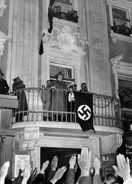 Гитлер на балконе старой Ратуши Линца в 1938 году