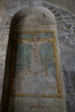 Фреска Volto Santo (hl. Kümmernis) в церкви Св. Мартина Фреска Volto Santo (hl. Kümmernis) в церкви Св. Мартина
