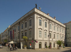 Дом Штархембергов, Altstadt 10, Линц / Дом Моцарта Дом Штархембергов, Altstadt 10, Линц / Дом Моцарта